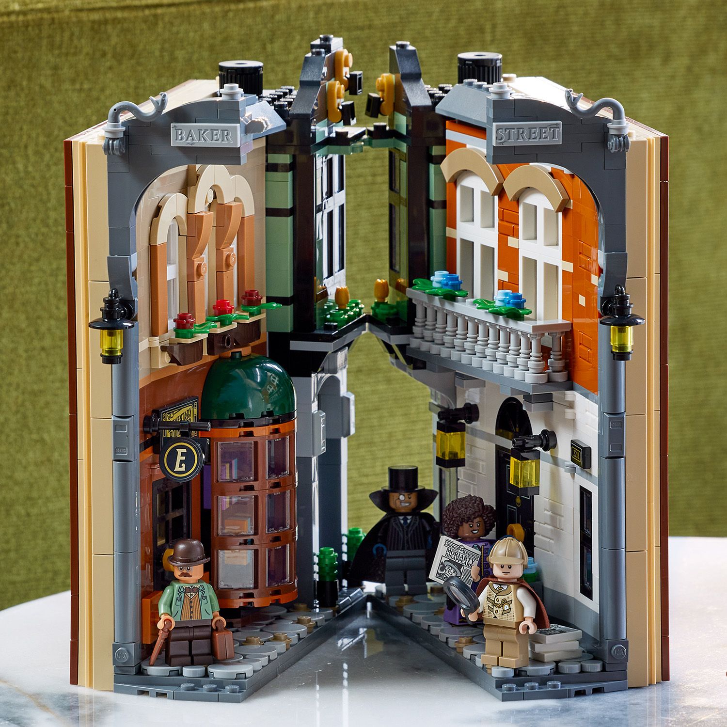 LEGO® ICONS Sherlock Holmes: Book Nook