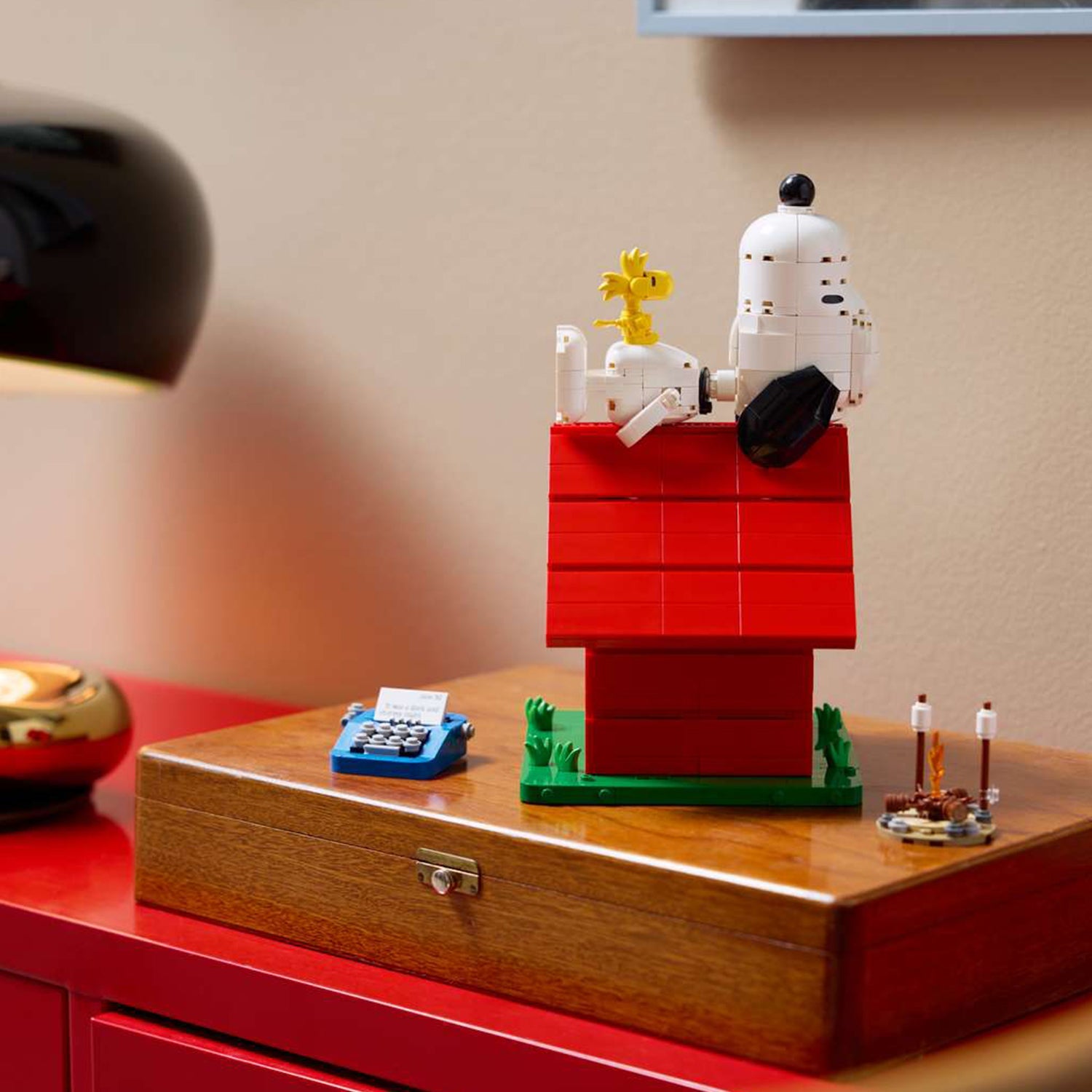 LEGO® Ideas Peanuts: Snoopy’s Doghouse