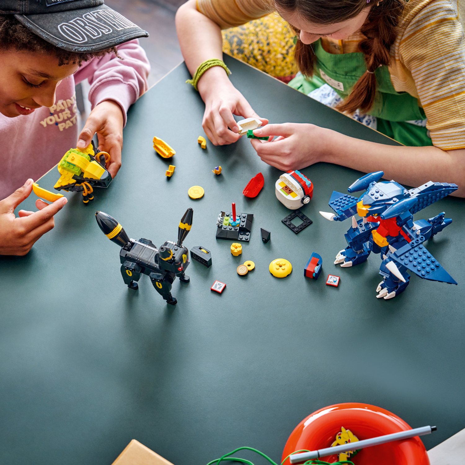 LEGO® Pokémon™ SMART Play™: Umbreon vs. Garchomp Championship Battle