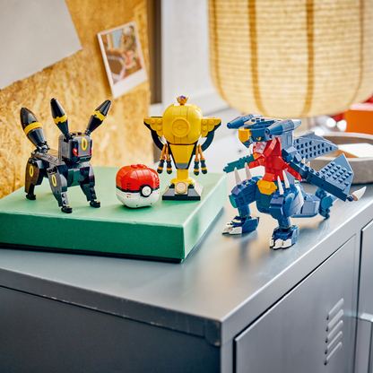 LEGO® Pokémon™ SMART Play™: Umbreon vs. Garchomp Championship Battle